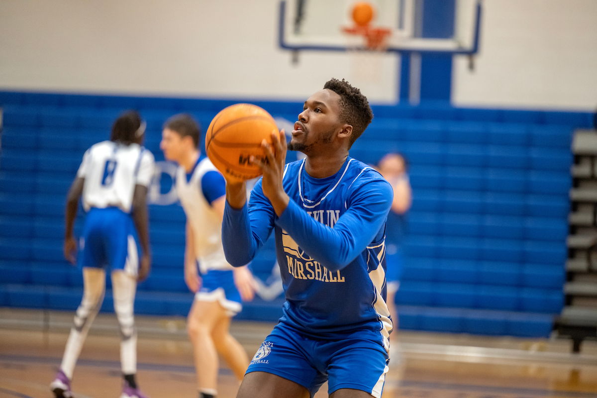 mens-basketball-practice