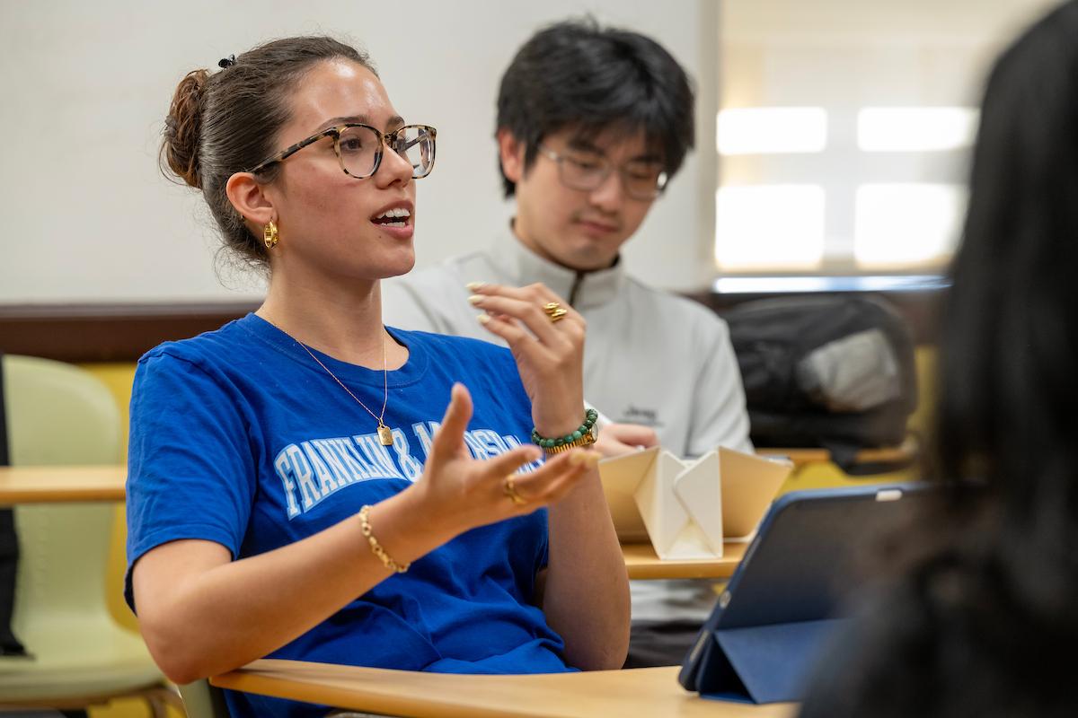 Students discuss AI in class