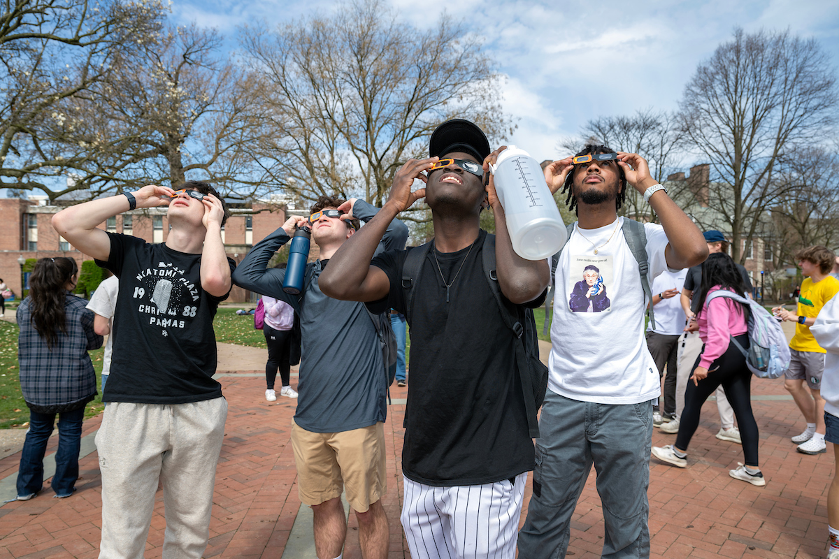 F&M students view the solar eclipse