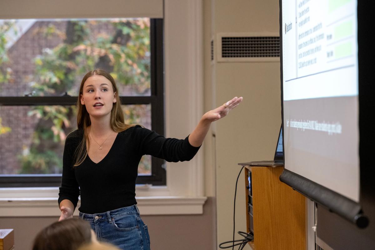 Liz Joslin ’24 leads an F&M Votes training