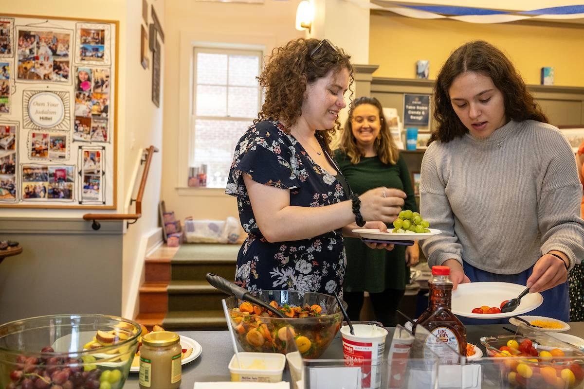 Students enjoy a vegetarian Rosh Hashanah lunch at the Klehr Center for Jewish Life.