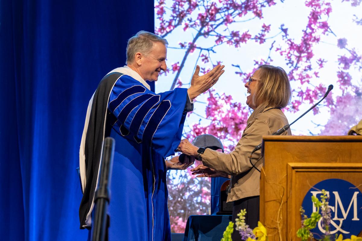 Deborah Murray Martin ’72, chair of the inauguration committee, presents President Rich with a hat embroidered with “17” in Roman numerals. (Photo by Deb Grove)