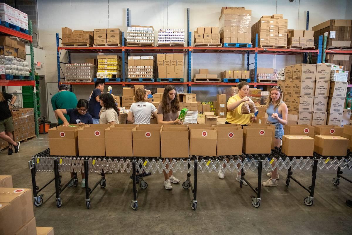 F&M students volunteer at Power Packs Lancaster
