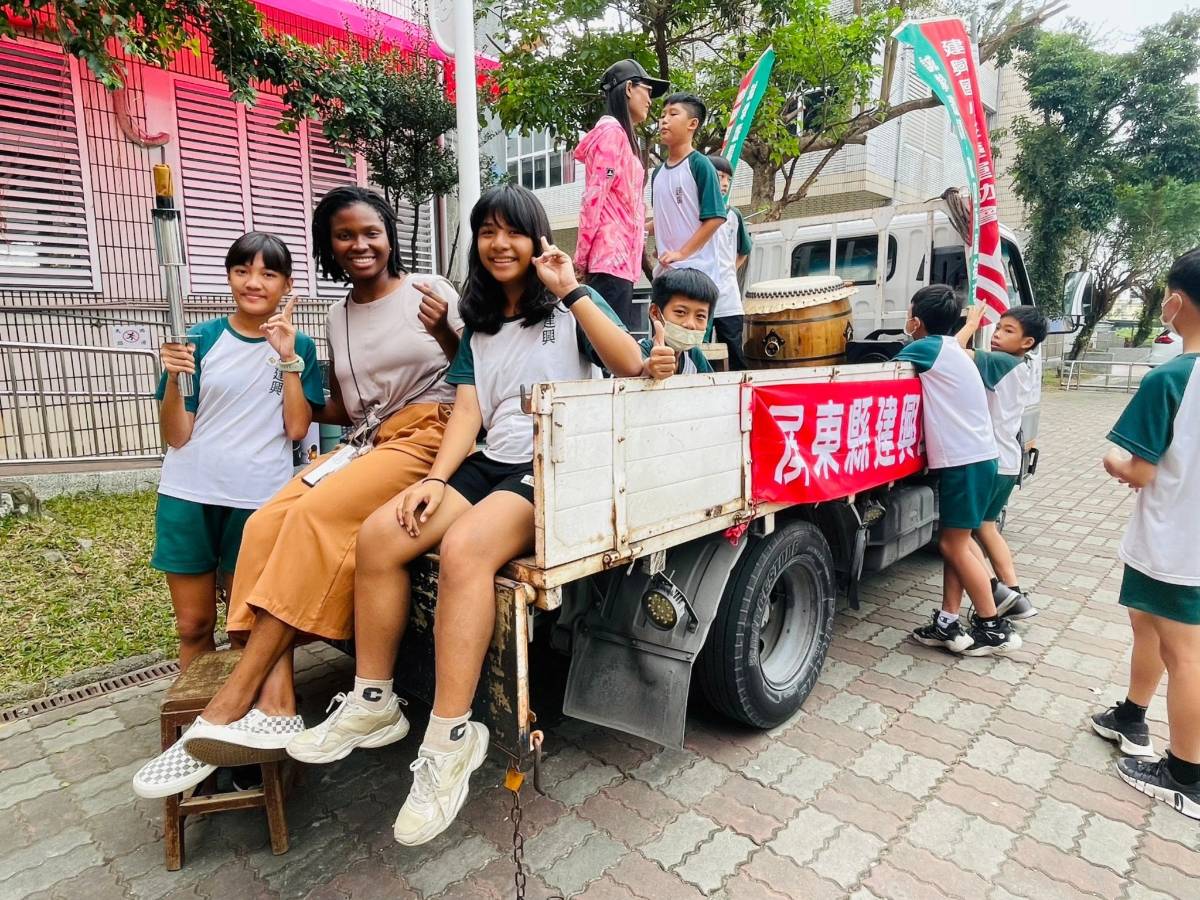 Kalida Gawon ’23 with students in rural Taiwan