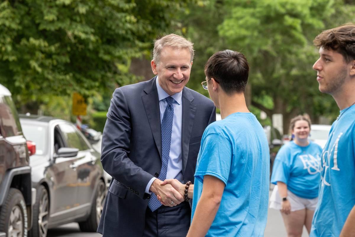 F&M President Andy Rich greets new students on move-in day. 