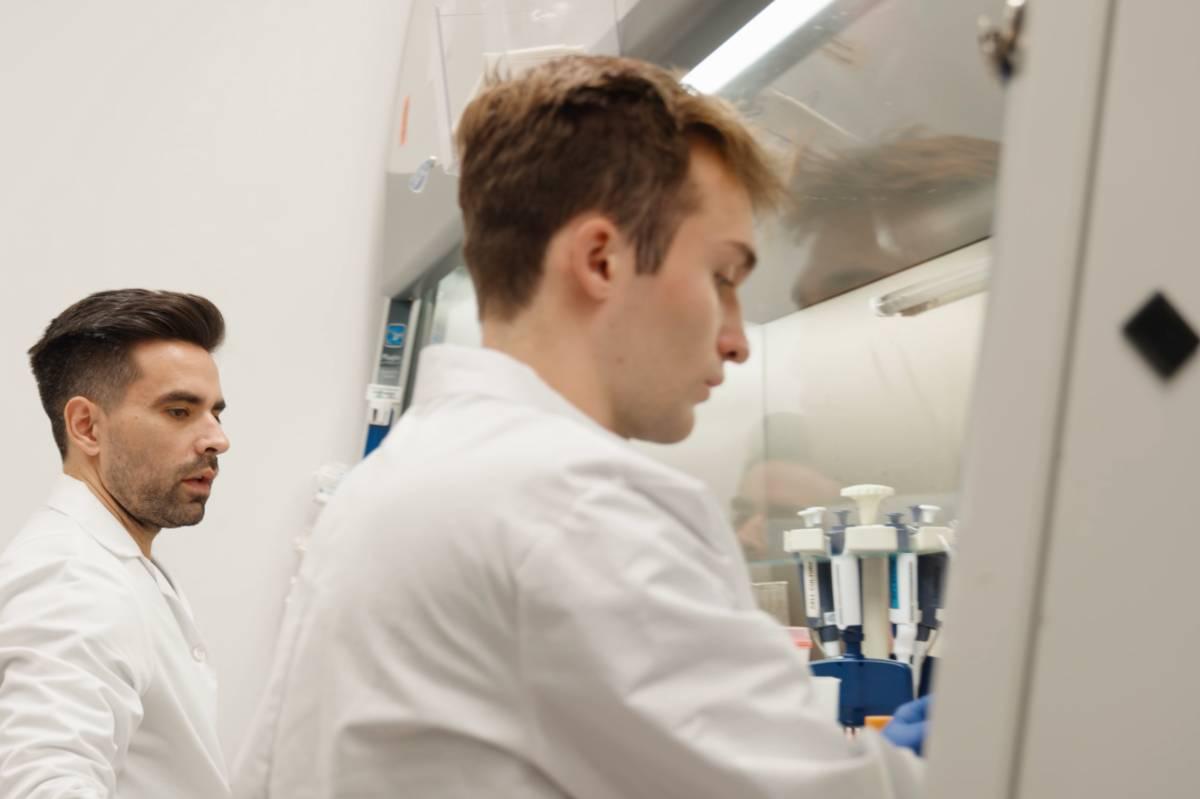 Pat Ryan ’25 (right) and colleague Dr. Alberto Guerra (pediatric oncology/hematology fellow at CHOP) complete work in the Mossé Lab.