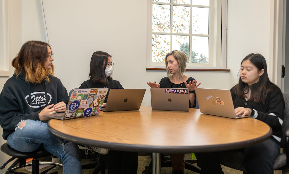Ayako Belka ’25 (left), Daisy Zang ’23, Professor Elena Cuffari, and Wendy Huang ’25 meet weekly to discuss their Zoom gesturing research.