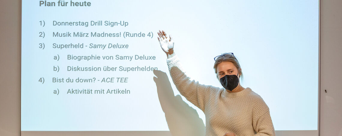 Alison Geiger teaching a class.