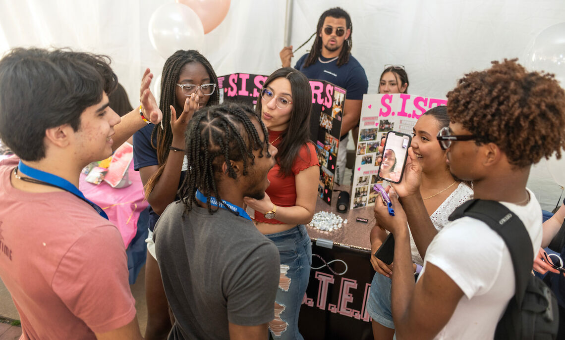 04 14... Members of SISTERS welcome prospective F&M students at the College's annual Admitted Student Weekend.